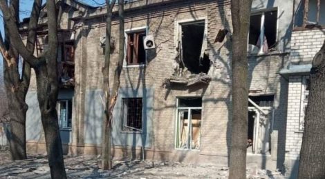 На Луганщині ворог обстріляв школу та станцію «швидкої», загалом 11 будвель