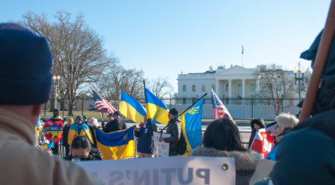 Американці готові терпіти високі ціни на бензин через Україну, – блогер зі США