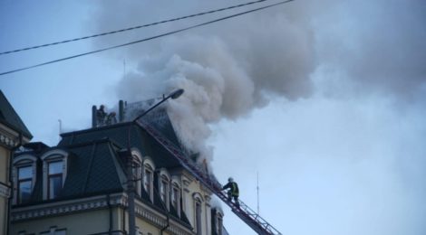 Після обстрілу у Києві загорілося дві будівлі